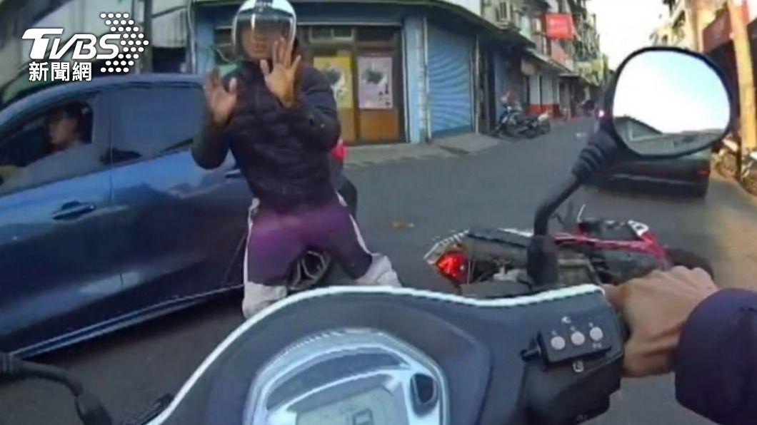 鄭男一路逃逸3公里摔車跑到市場「跑酷」給警察追。(圖/TVBS)