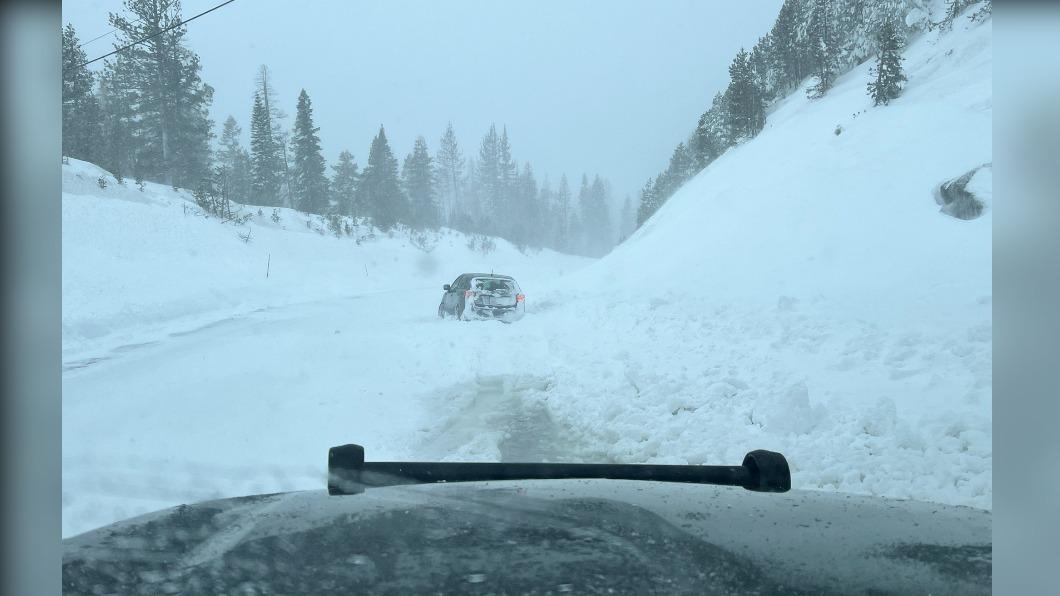 加州與內華達州交界的太浩湖,因為暴風雪影響,當地出現很深的積雪,嚴重影響交通。(圖/翻攝自@CHP_HQ官方推特)