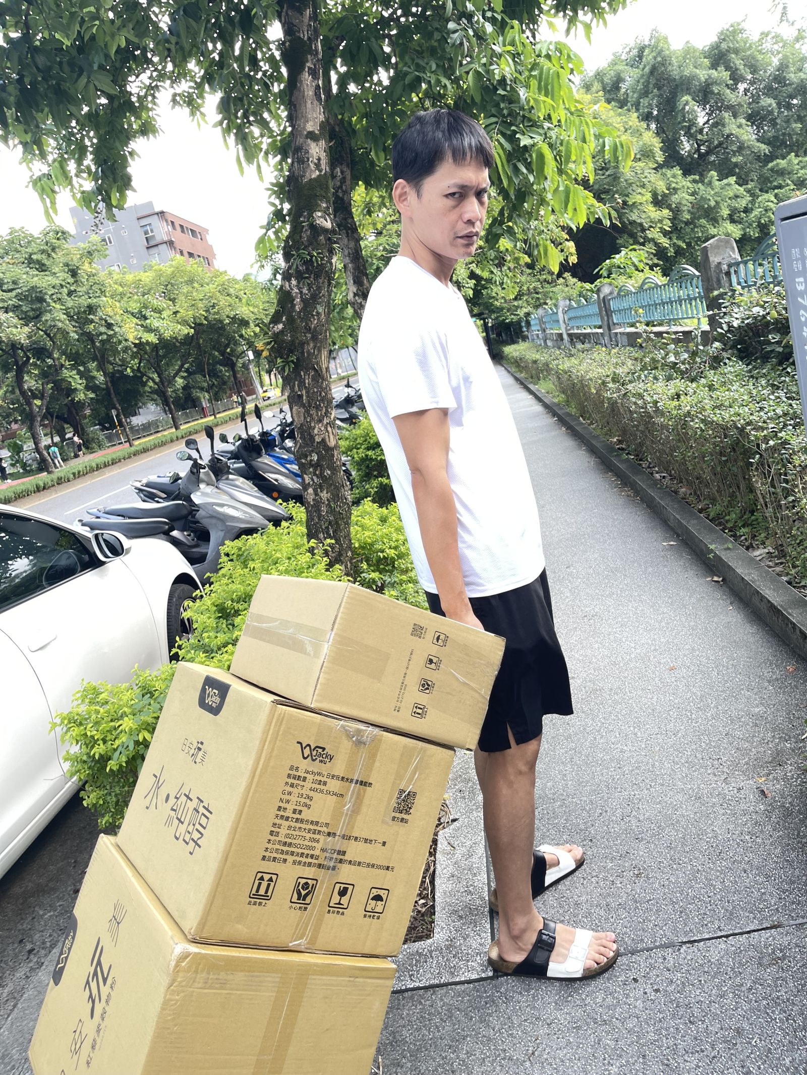 萁媽忙做代購事業黃鐙輝有空還會幫忙送貨。(圖/經紀人提供)