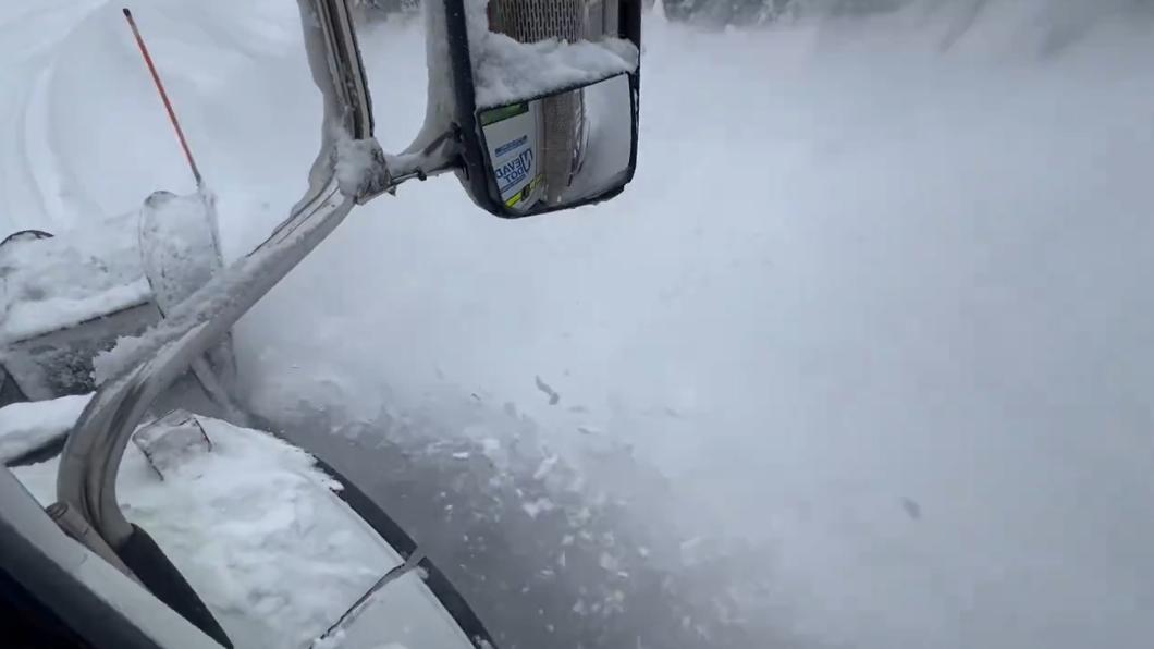 風暴讓加州多地出現積雪,重型巴士路過更出現「雪瀑」般奇景。(圖/翻攝自推特@nevadadotreno)