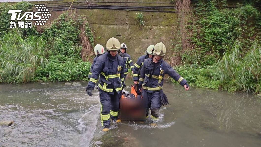 新北男溪邊釣魚突「左半邊肢體癱軟」 警消涉水搶救撿回一命