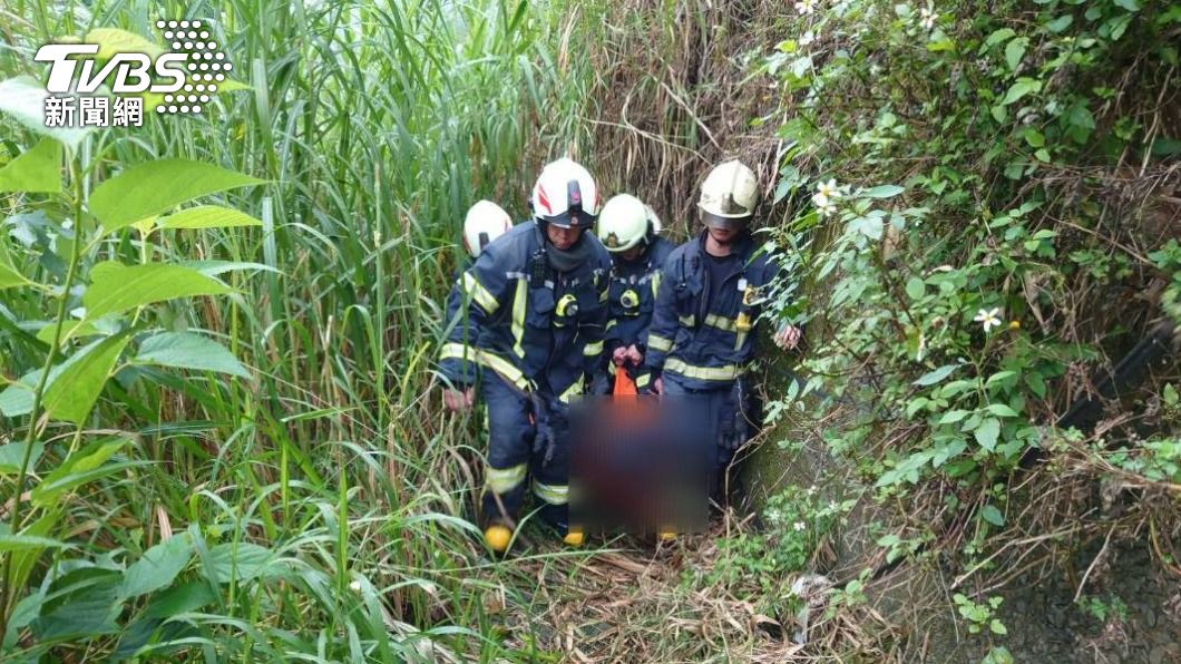 男子釣魚時突然中風倒地,警消徒步搬運救援。(圖/TVBS)