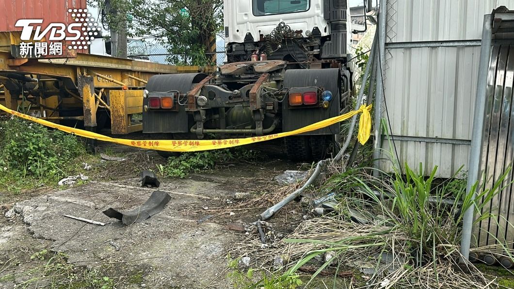 46歲阮姓男子在停車場除草時,疑似觸碰到電線,導致他慘遭電擊命危。(圖/TVBS)