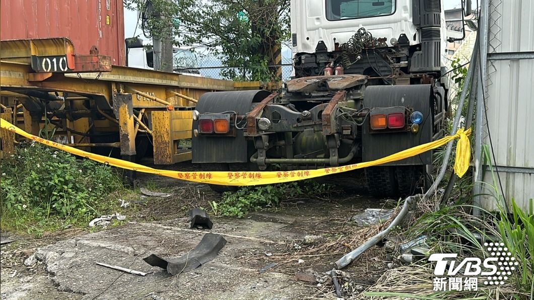 快訊／基隆男路邊除草「遭瞬間電擊」　肚燒30公分大傷口慘亡