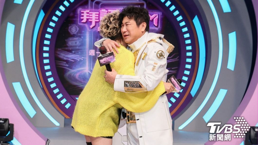 胡瓜講一半「大咖天后」衝上擁抱!親密關係不藏了 他認:風采讓我迷戀