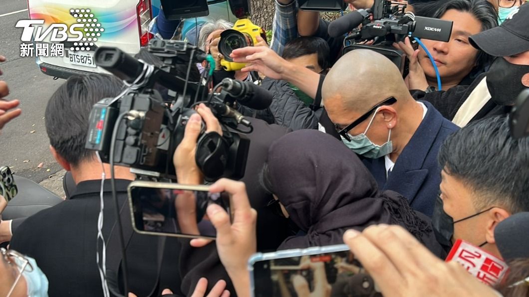 大S赴靈堂待2小時才出來 暖陪小S「摺蓮花」