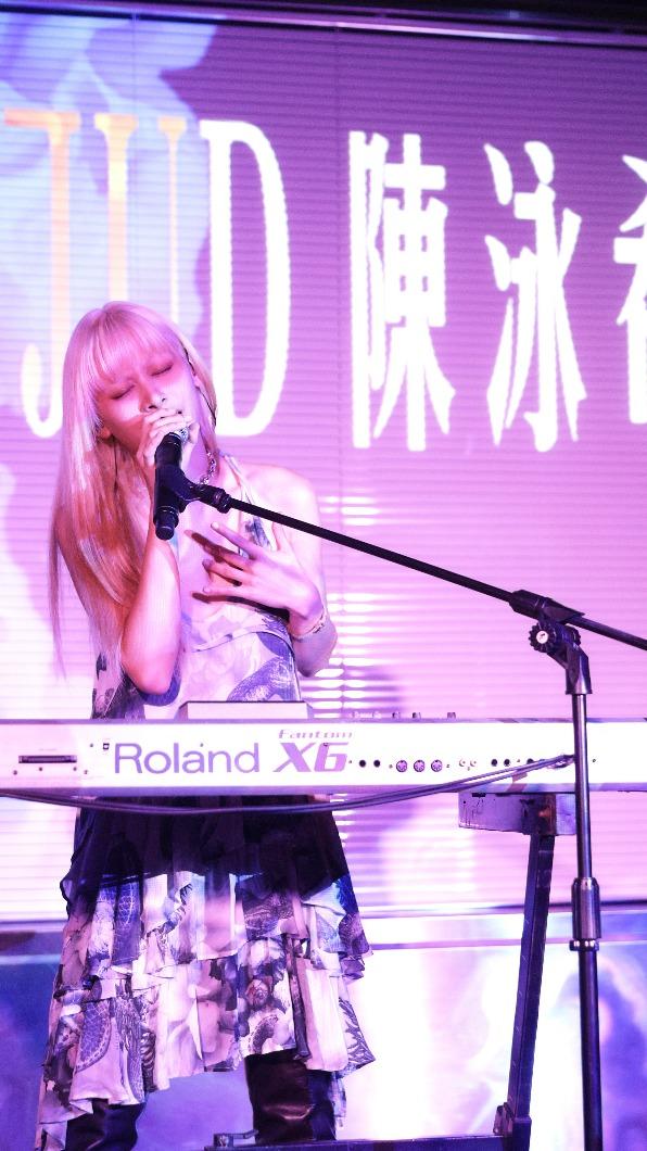 陳泳希一連帶來和影集共同打造的主題曲〈相濡以沫〉和自彈自唱取樣自范曉萱經典的〈要不要在一起〉。(圖/華研國際提供)