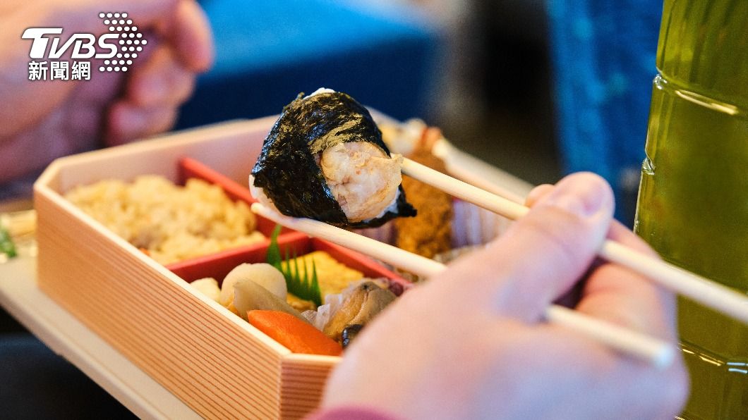 原PO指控保險公司不願理賠住院期間吃便當、買零食飲料的開銷。(示意圖/shutterestock達志影像)