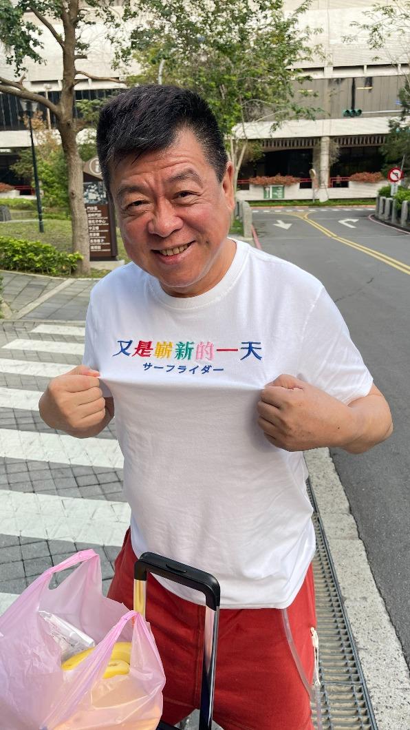 孫德榮穿著「彼得爸」的上衣,期許自己有嶄新的一天。(圖/孫德榮提供)