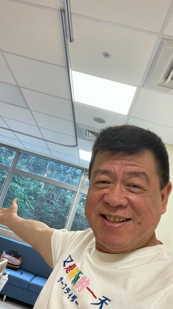 孫德榮入住病房,神情輕鬆。(圖/孫德榮提供)