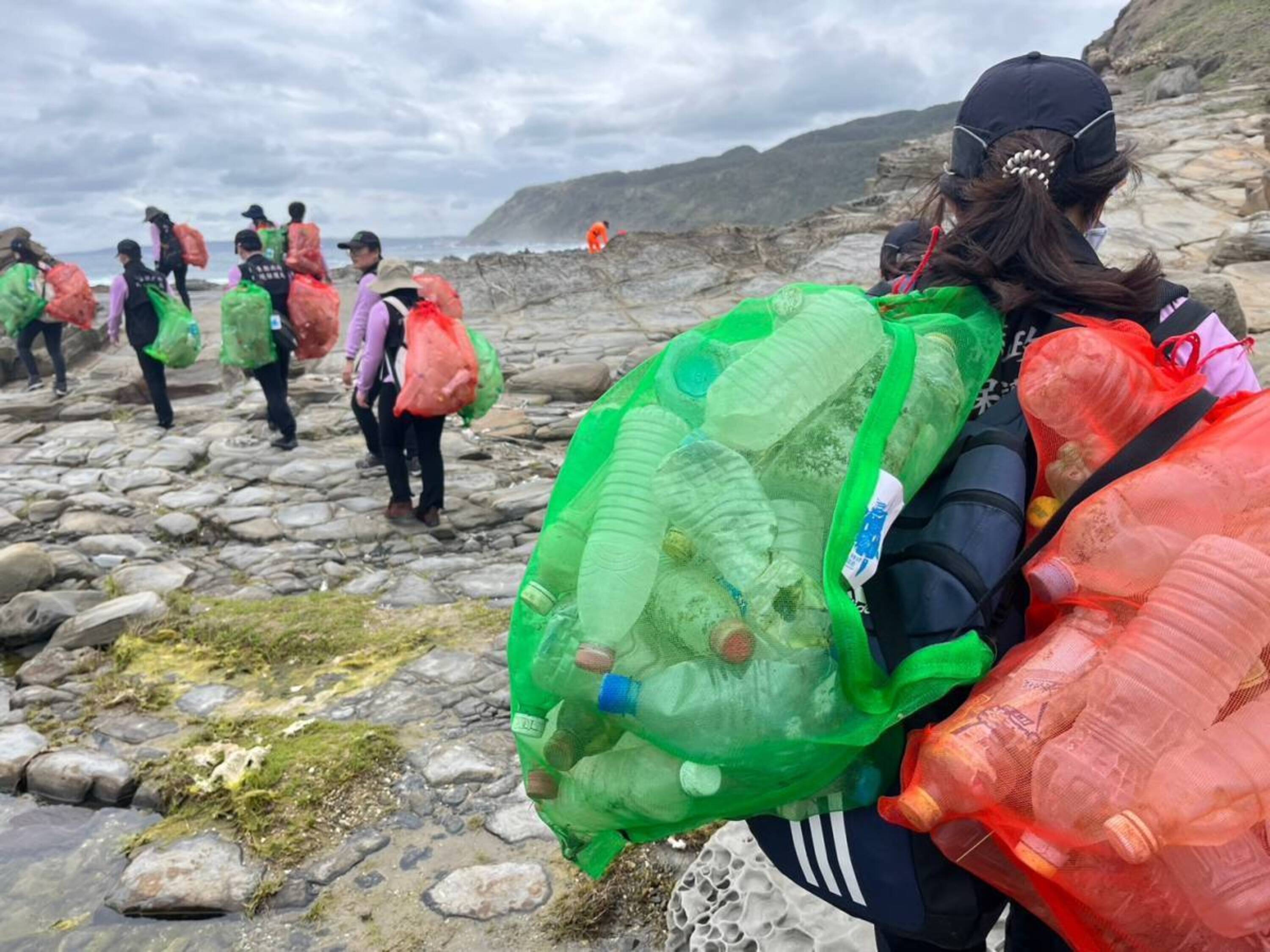 屏東環保局墾丁偏僻海岸淨灘 清出3100支寶特瓶
