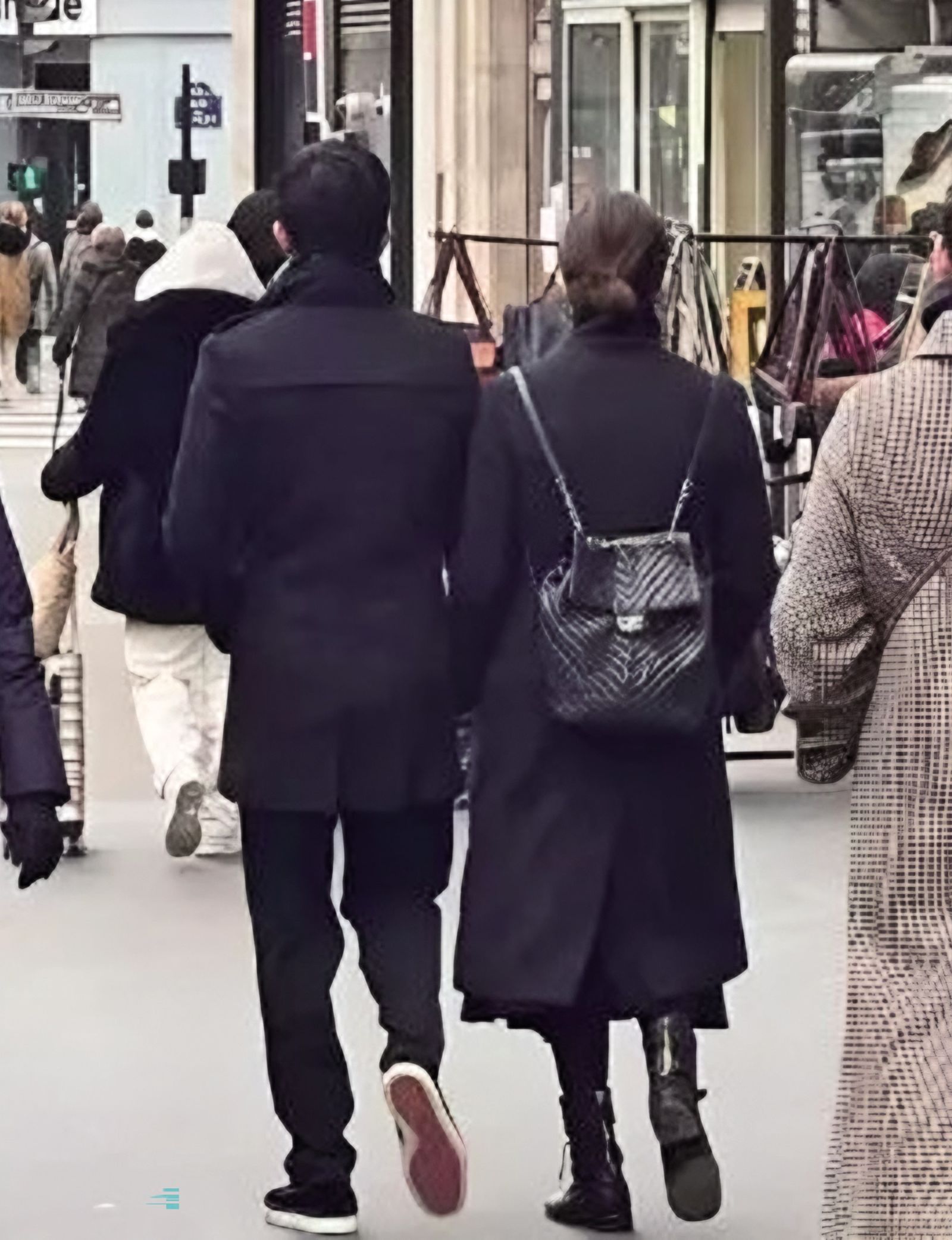 許瑋甯和邱澤被網友直擊在巴黎街頭牽手逛街。(翻攝自微博)