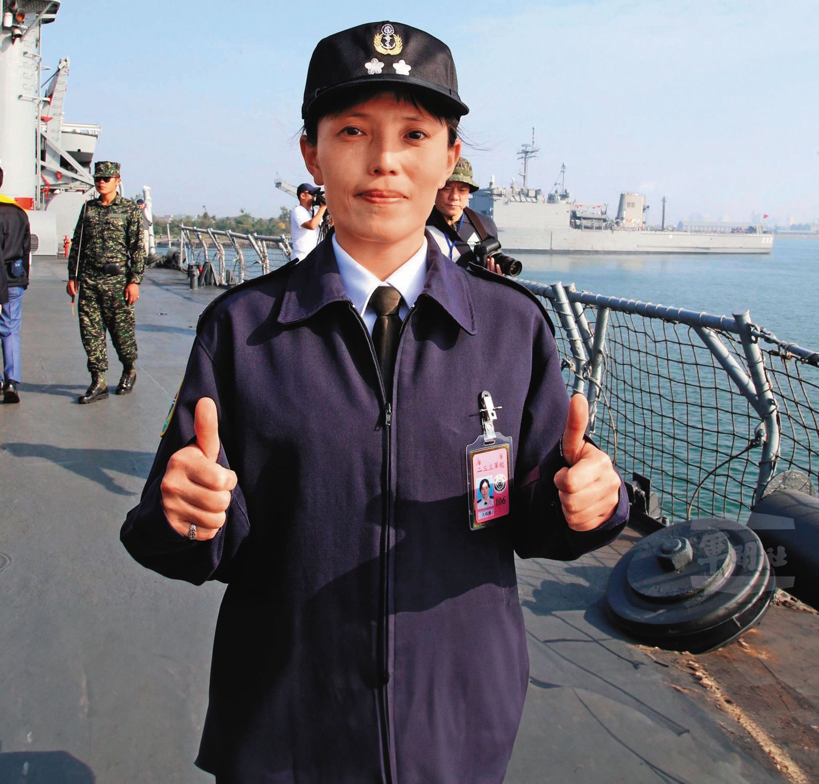 遭國安局少將謝靜華強吻的馬尾妹尤鐿濂(圖)是高階軍官,還是海軍第一位女艦長。(圖/翻攝國防部發言人臉書)