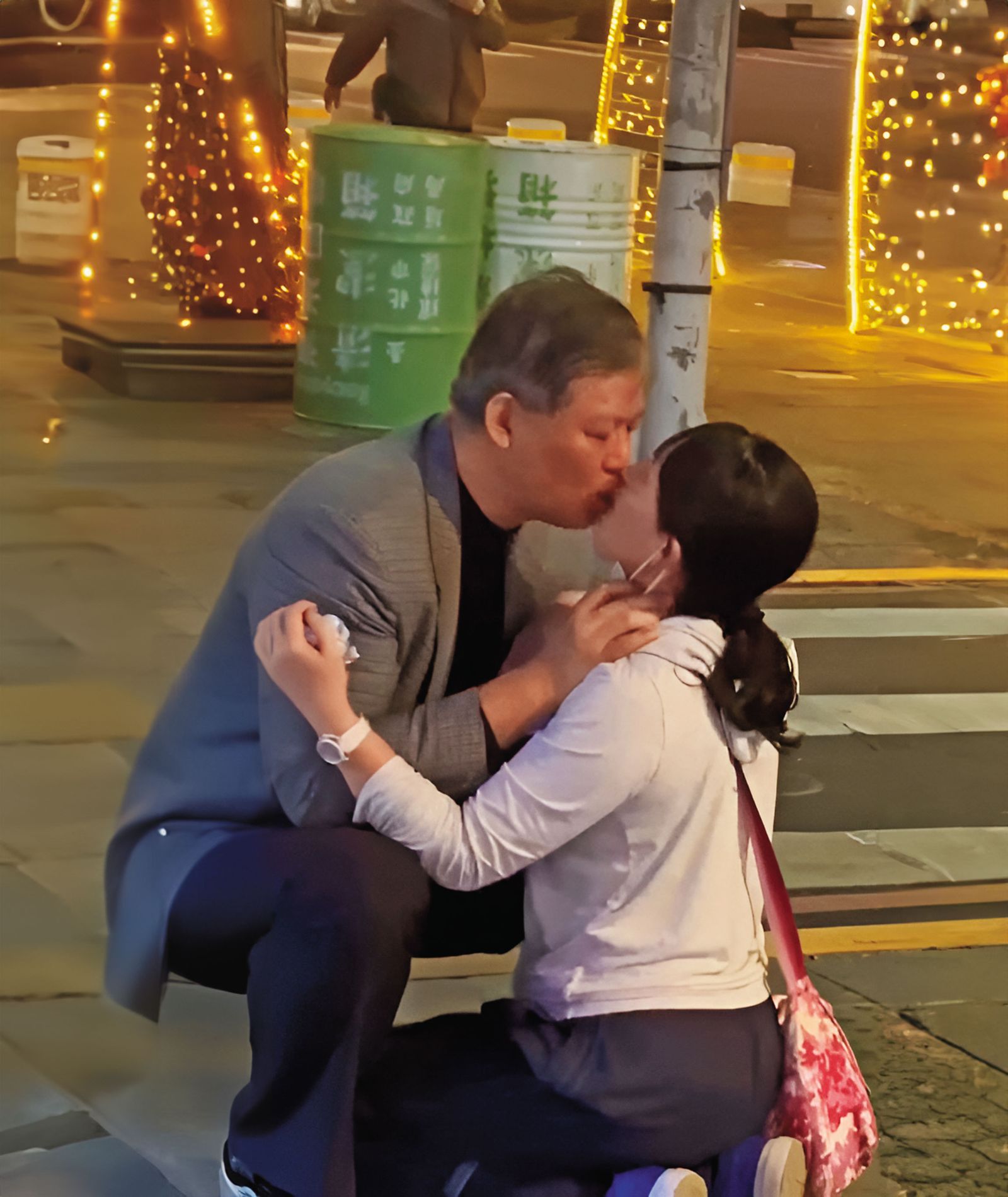 謝靜華2月初酒後失態,當街嘴對嘴強吻馬尾妹。(圖/翻攝影片)