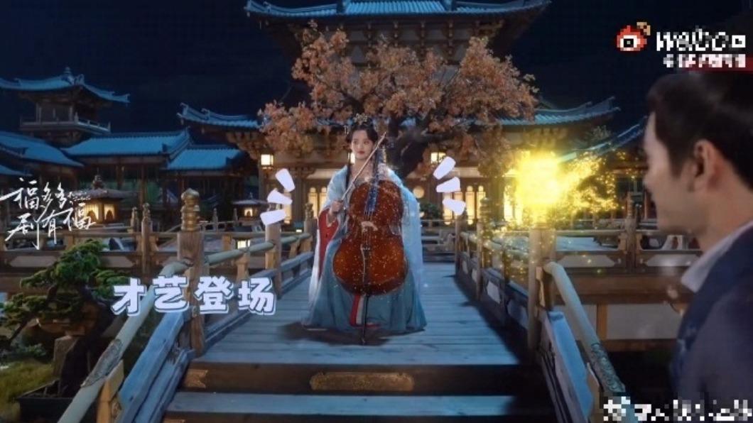 歐陽娜娜穿古裝拉大提琴。(圖/翻攝自微博)