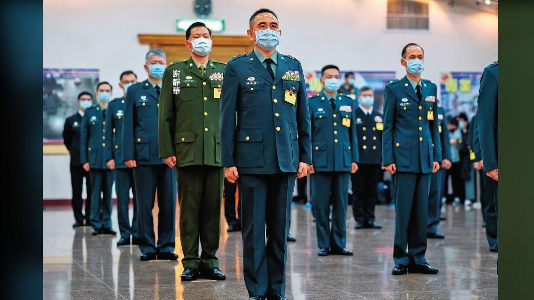 少將瞞嬌妻「嘴對嘴輸出」馬尾妹!黑歷史全起底 竟一路爽升高官