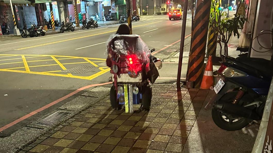 老闆怨外送員遲到!凌晨3點「腦麻男坐輪椅」奔波 堅強1幕被拍惹淚