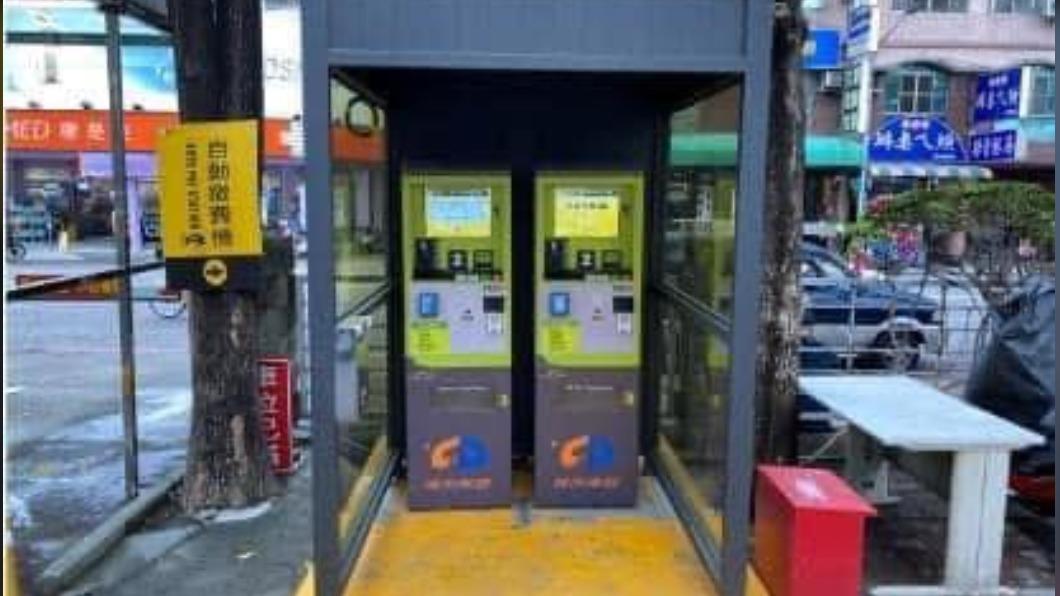 蛤?另一台繳費機沒壞啊 僅一台在排隊 民眾想用遭嗆自私