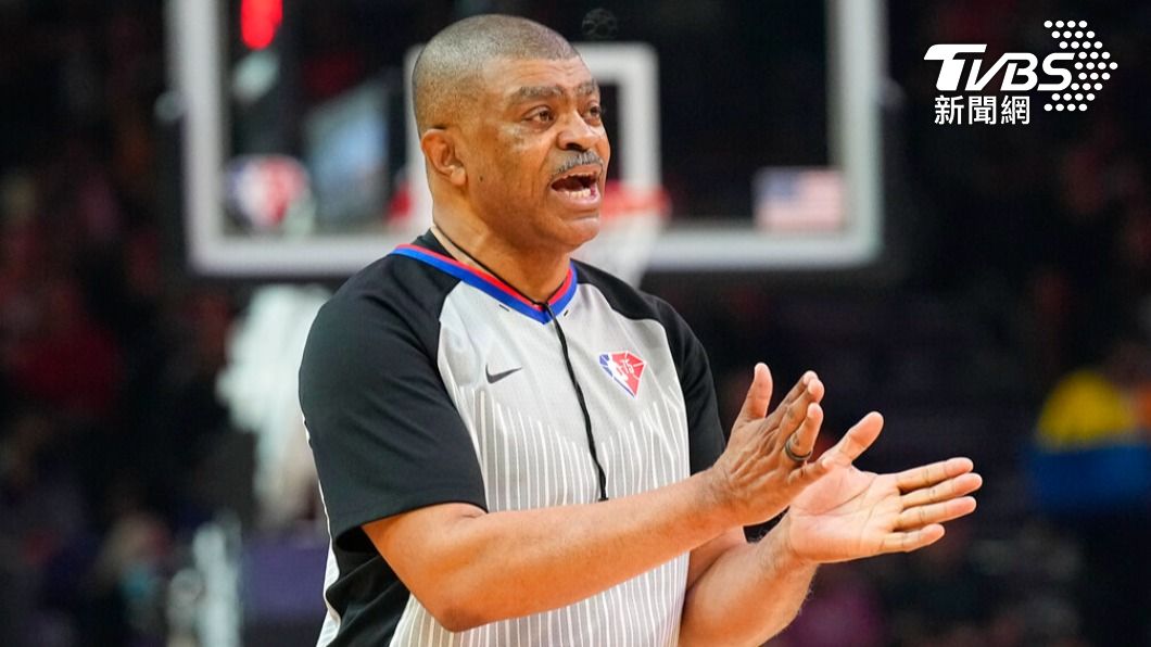 NBA資深裁判東尼經常出現爭議性判決,被球迷戲稱為「幻神」。(圖/達志影像美聯社)