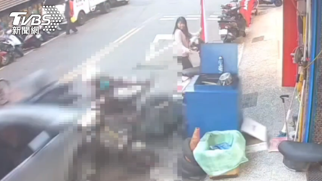 在車行門口等待換機油的邱男目睹車輛衝過來的瞬間,卻閃避不及直接遭到撞飛。(圖/民眾提供)
