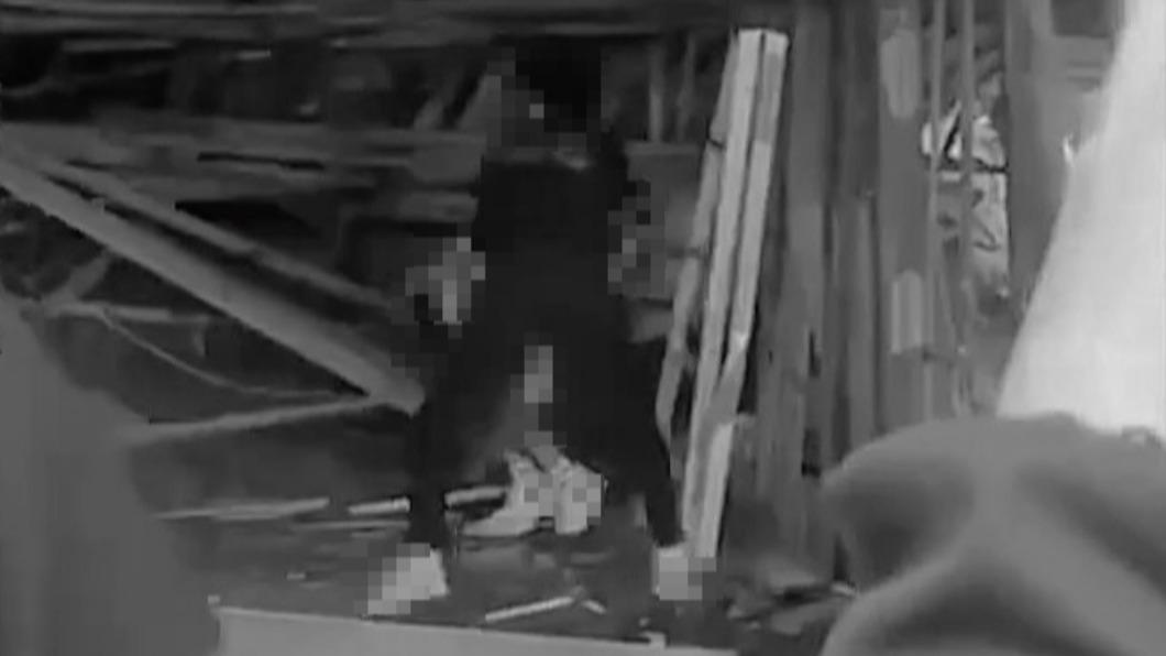 少年拿掃把猛打被害男學生。(圖/翻攝基隆大小事)