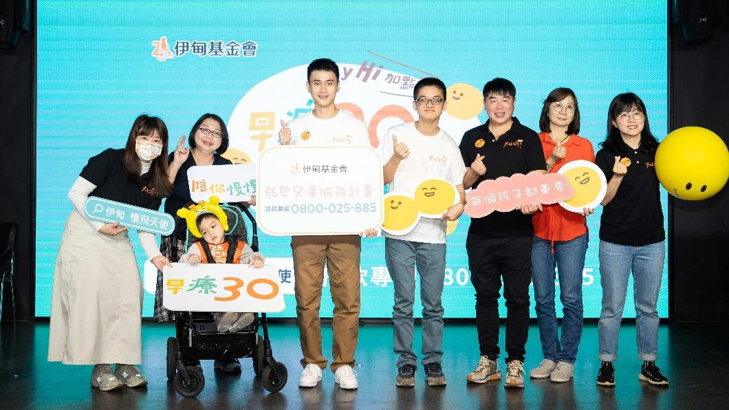劉冠廷（左三）入行多年終於買房，嘆一切不容易。（圖／伊甸基金會提供）