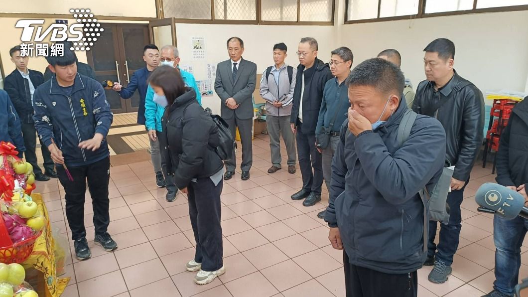 死者家屬強忍悲傷。(圖/王韻婷攝影)