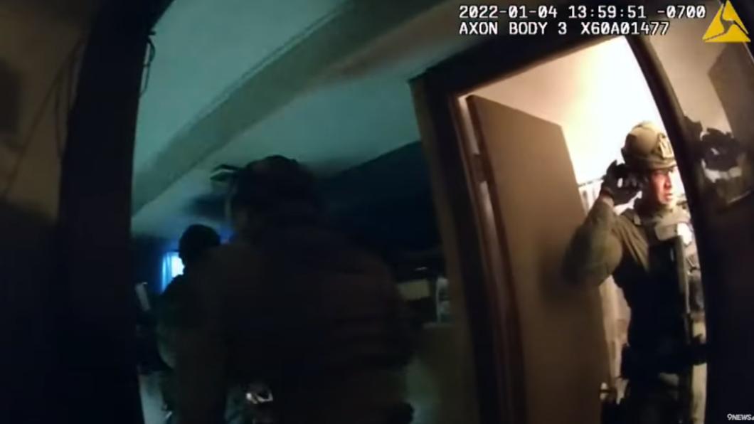 科羅拉多特警誤闖強森奶奶住家搜索,結果挨告需賠償1億。(圖/翻攝自 9NEWS新聞影片)