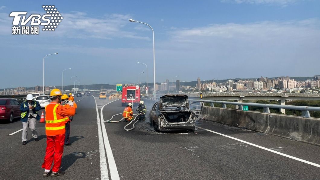 火燒車占用外側出口車道。(圖/TVBS)