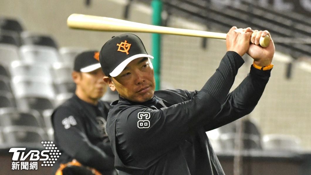 大巨蛋讓巨人總教練阿部慎之助也想下場打。(圖/胡瑞麒攝)