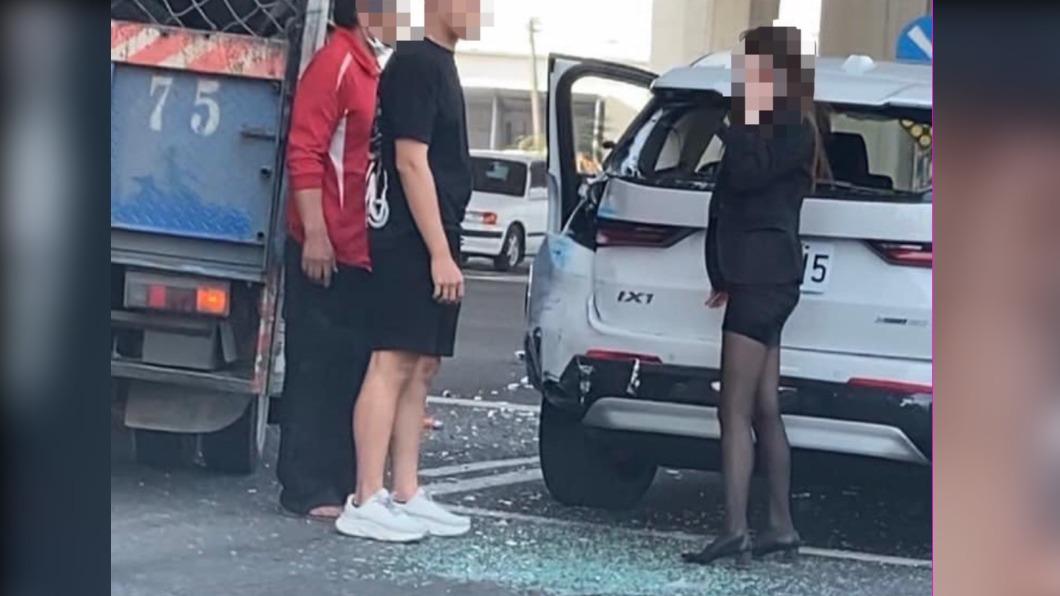 香車配黑絲!BMW遭撞短裙女業務下車報案 網友歪樓:賀成交