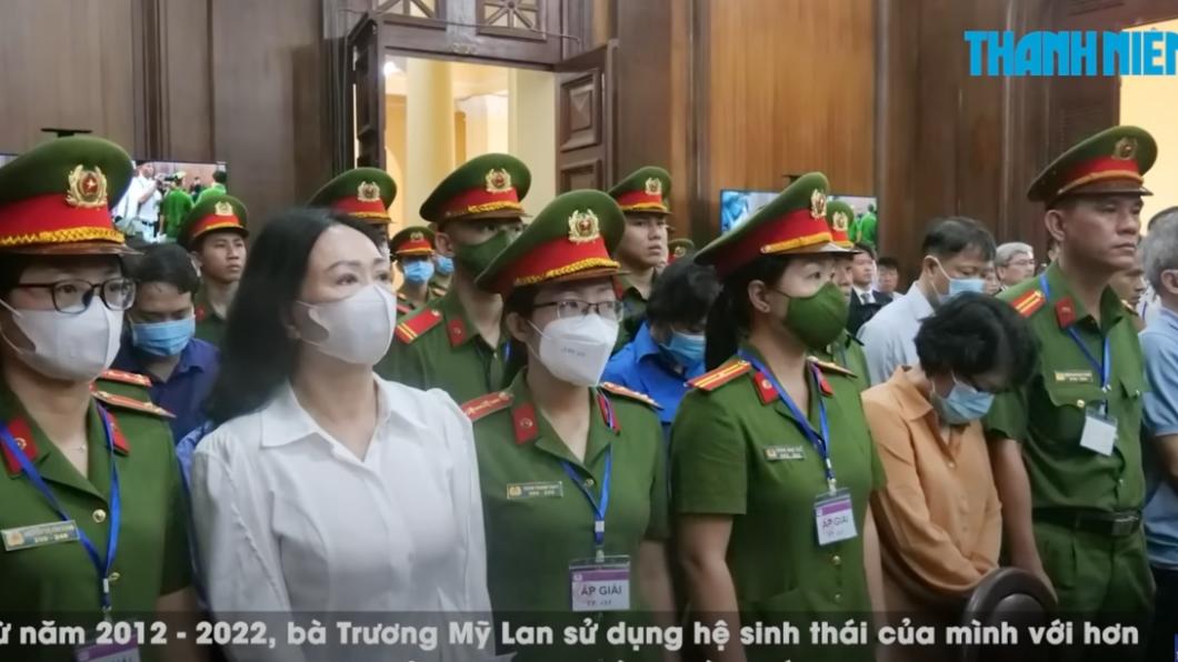 越南女首富張美蘭(左二)貪腐案5日開庭,涉及被告多達數十人。(圖/翻攝自Báo Thanh Niên新聞影片)