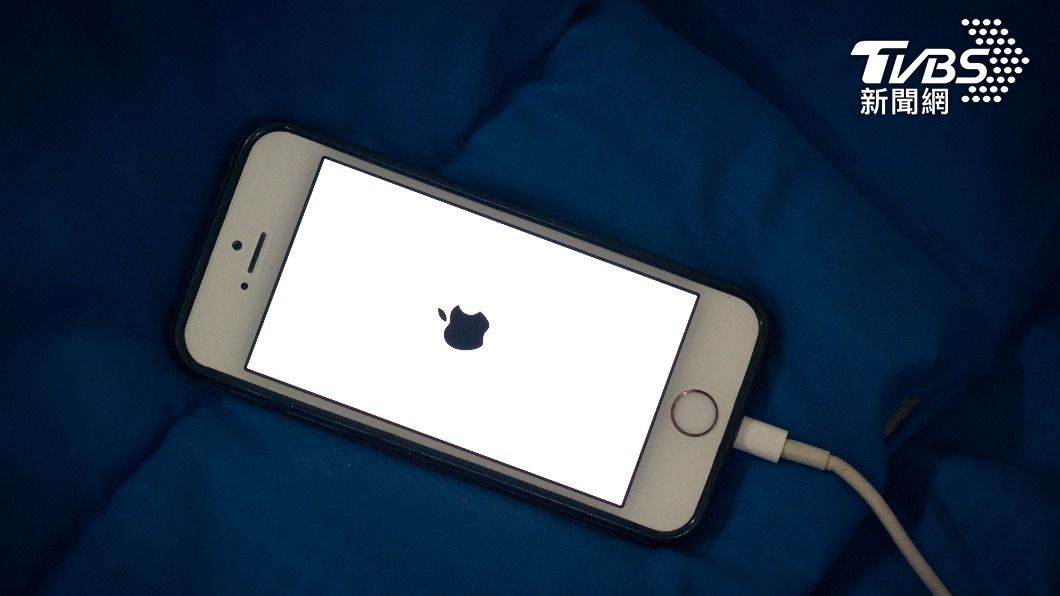 睡覺時iPhone充電很危險? 蘋果示警:「這幾點」千萬別犯