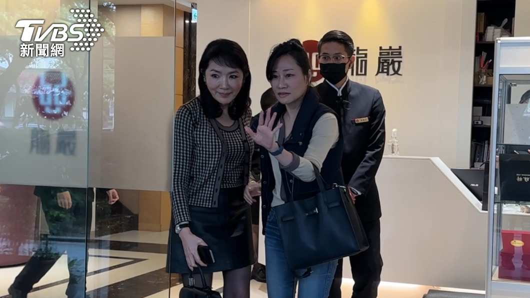 何麗玲到小S公公靈堂致意。(圖/黃盈容攝)