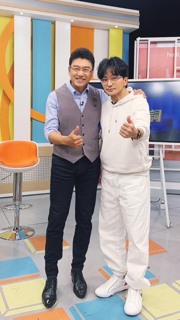 唐從聖(右)上謝震武節目。(圖/和展影視提供)