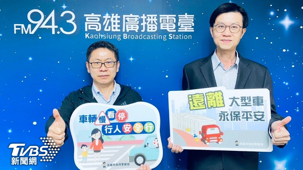 大隊長在於節目中苦口婆心叮嚀機車族等慢車與行人務必遠離大車。(圖/TVBS)