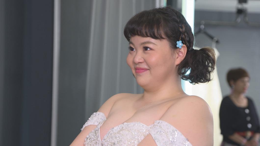 宮美樂首度為戲穿白紗,辣露深溝。(圖/民視提供)