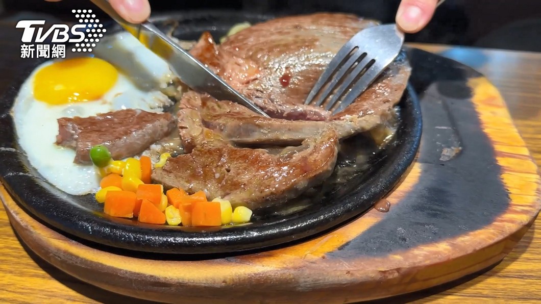 進牛排館被拒絕！他下秒見「殘忍1幕」愣：一個人錯了嗎？