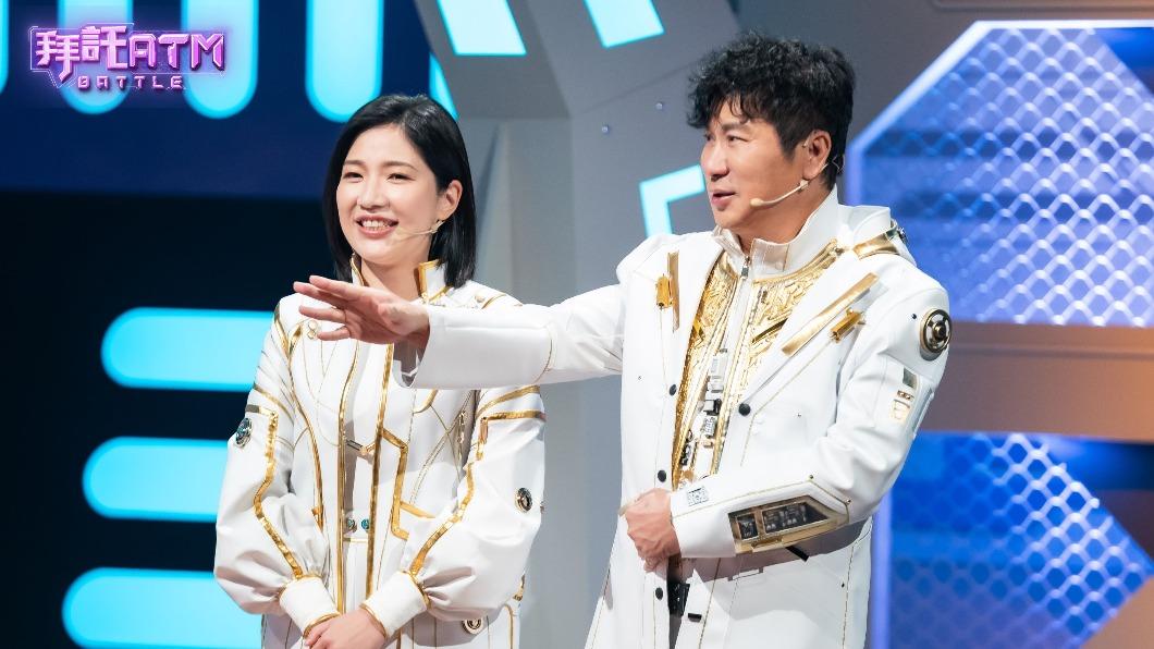 《拜託ATM》主持人胡瓜(右)、Sandra。(圖/TVBS)