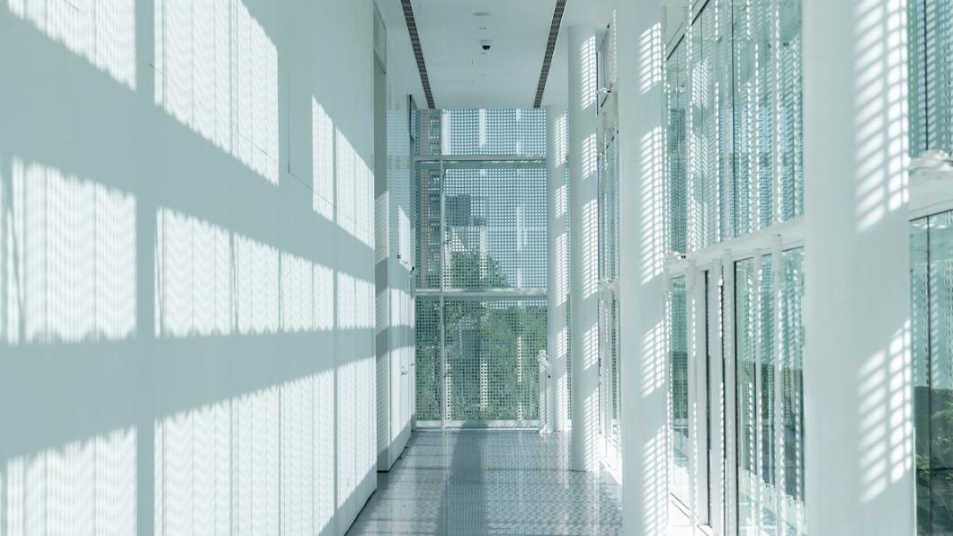 室內空間採用純白色,採光一級棒。(圖/桃園市立美術館提供)