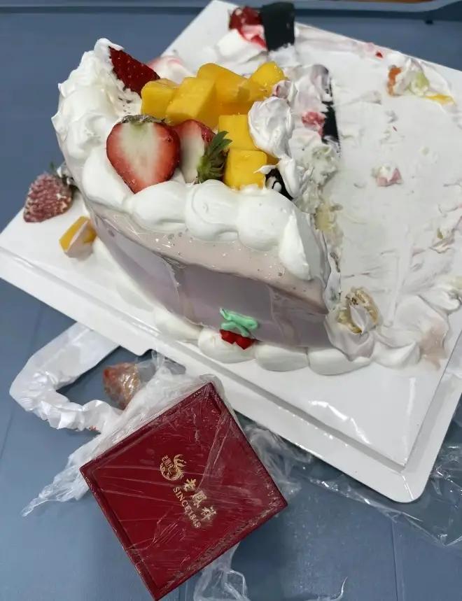 生日蛋糕裡竟藏一個「求婚戒指盒」。(圖/翻攝自搜狐網)
