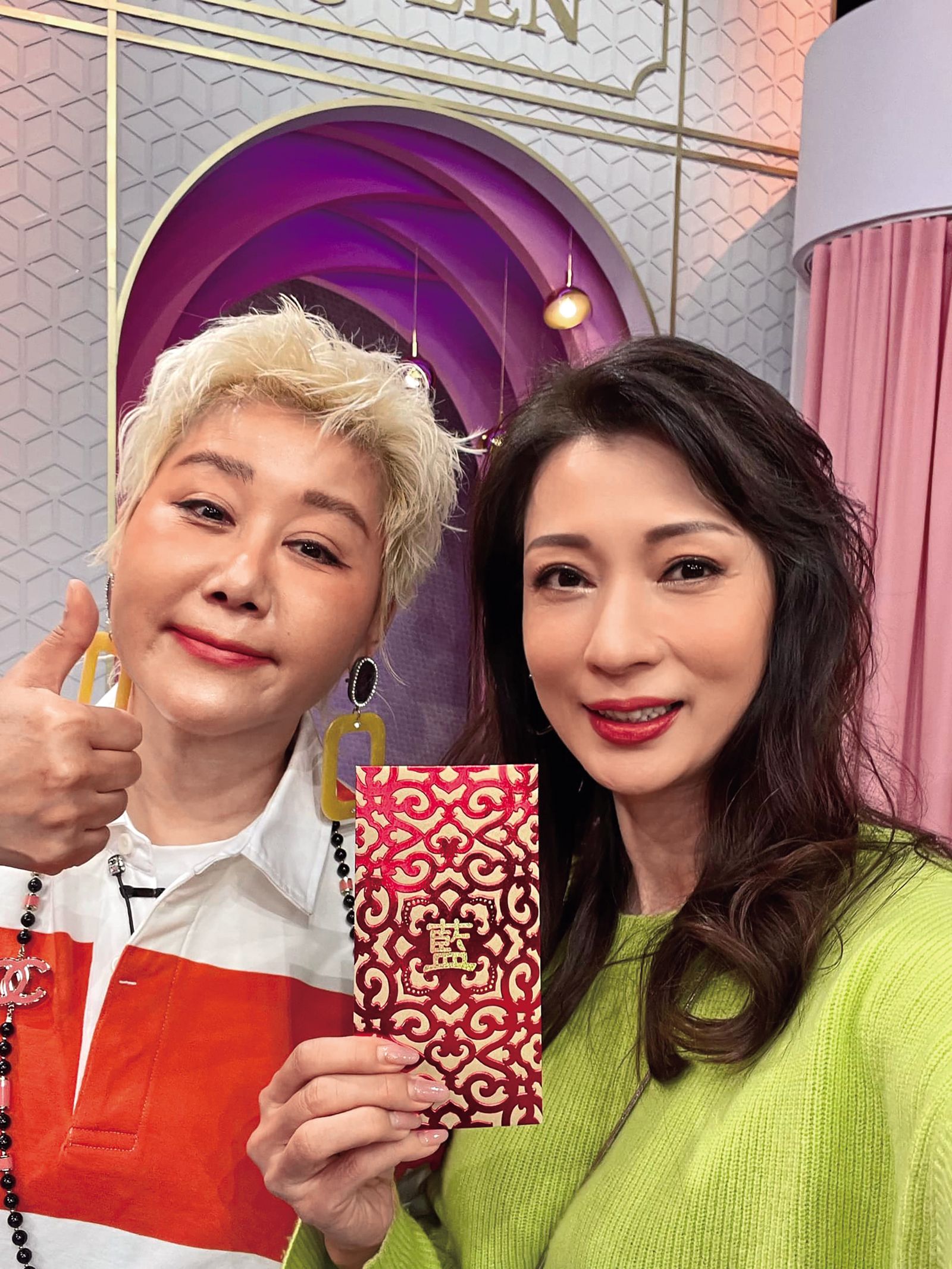 近年鮮少在幕前演出的溫翠蘋(右),多以通告來賓為主,常上好友藍心湄(左)節目《女人我最大》。(圖/翻攝自溫翠蘋臉書)