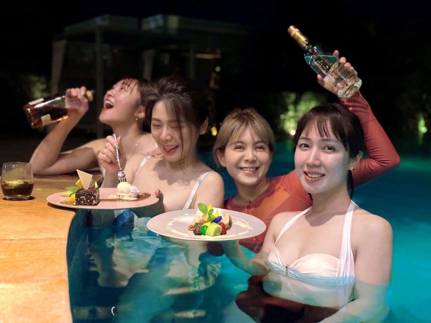 張文綺與3位女神好友到柬埔寨旅遊,曬出泳池照。(圖/翻攝自張文綺臉書)