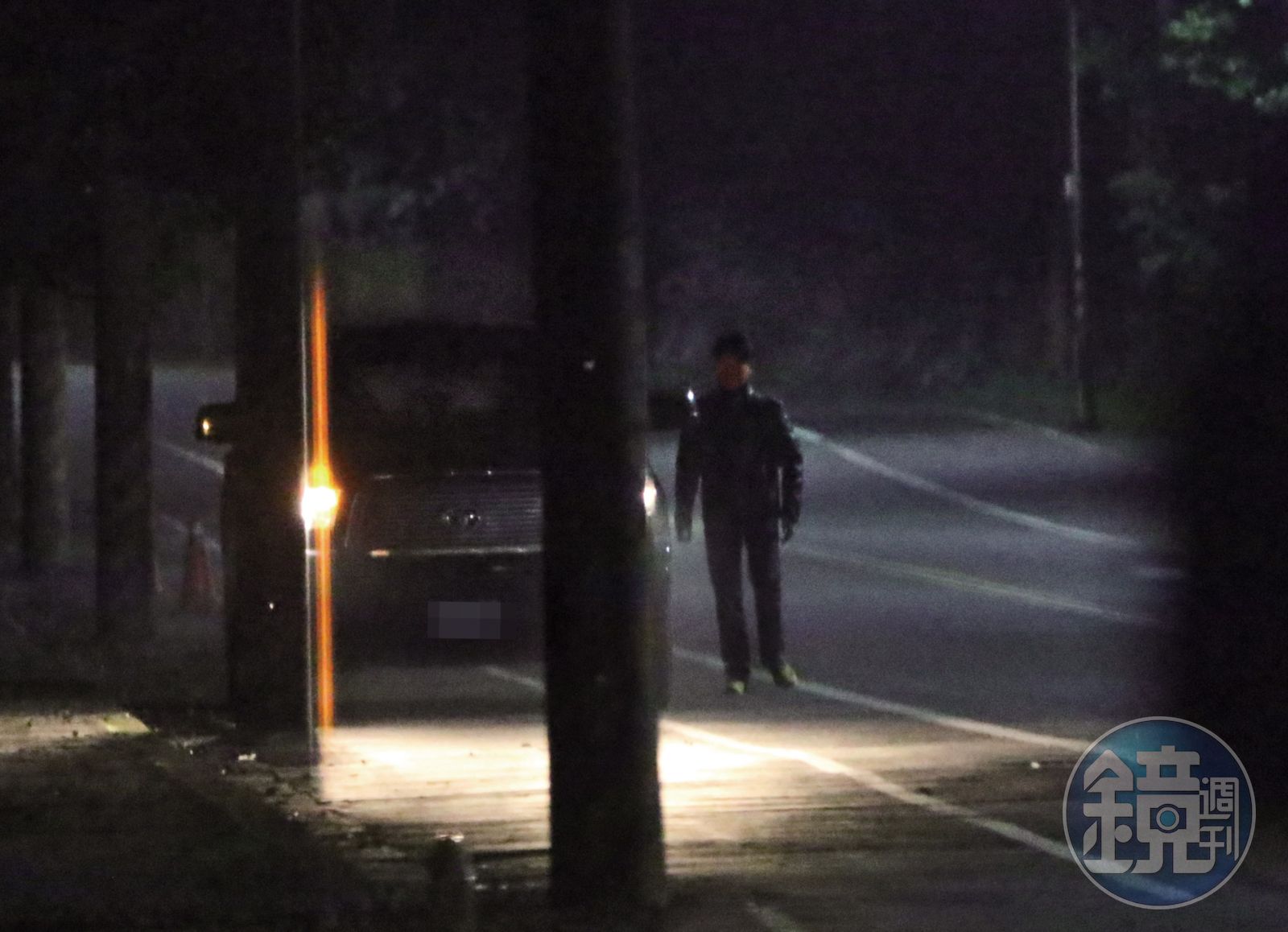 19:00 蕭大陸的行程很滿,車子一路開向萬里的家,途中停在加油站上廁所。(圖/鏡週刊)