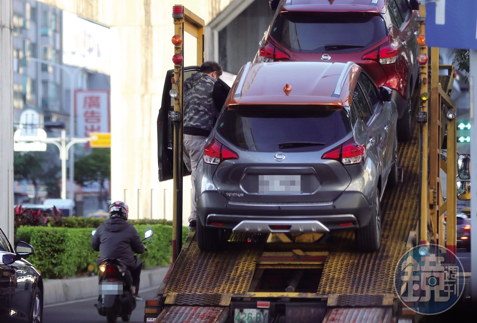 小三的車(後)牽去送修,可以看到已非原本蕭大陸送她的Toyota。(圖/鏡週刊)