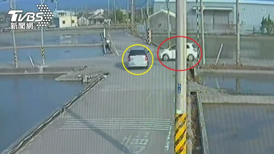 兩車在路口發生碰撞。(圖/TVBS)