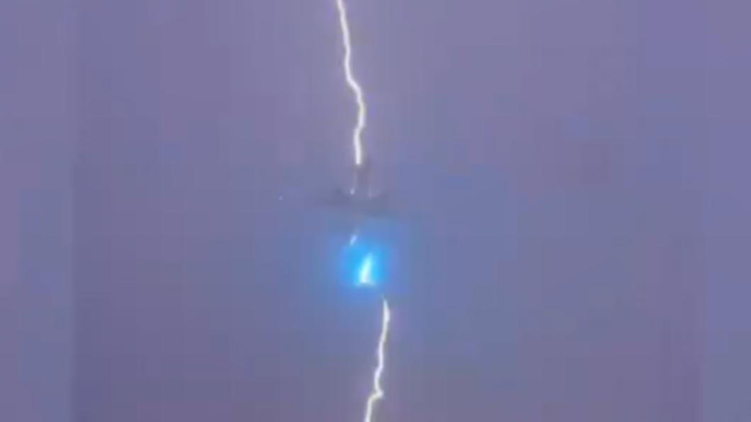波音777客機「被雷擊中」!驚人畫面曝 閃電垂直穿過