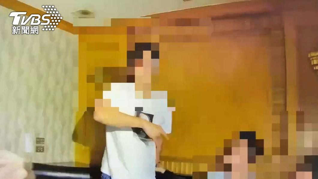 警方進入包廂內盤查,身穿白衣的王柏傑仍在安撫受到驚嚇的女性友人。(圖/TVBS)