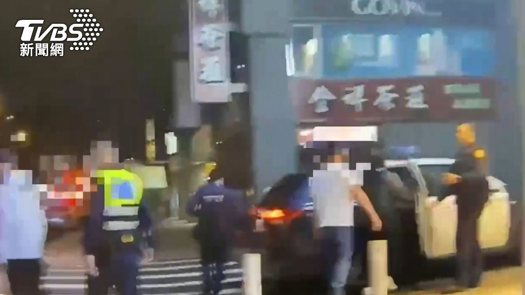 修杰楷、王柏傑等人被帶上警車。(圖/TVBS)
