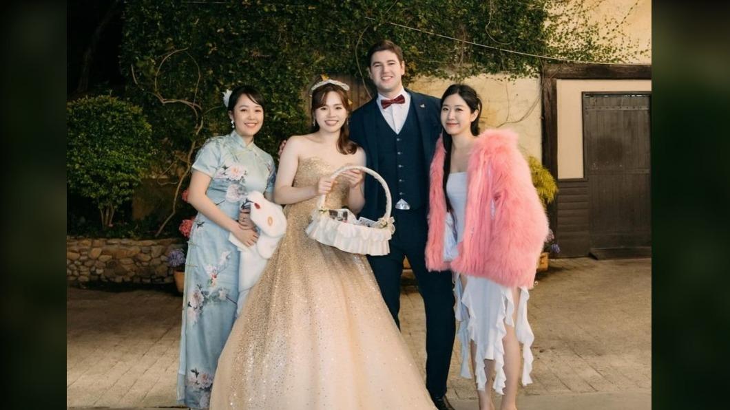 Olivia(右)參加朋友婚禮。(圖/翻攝自Olivia IG)